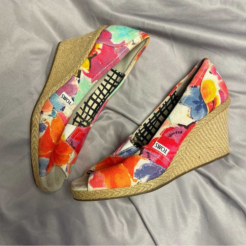 Women’s Sz 9W Tom’s Wedge heel shoes